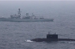 Chiến hạm Anh kè kè theo sát tàu ngầm Kilo Nga